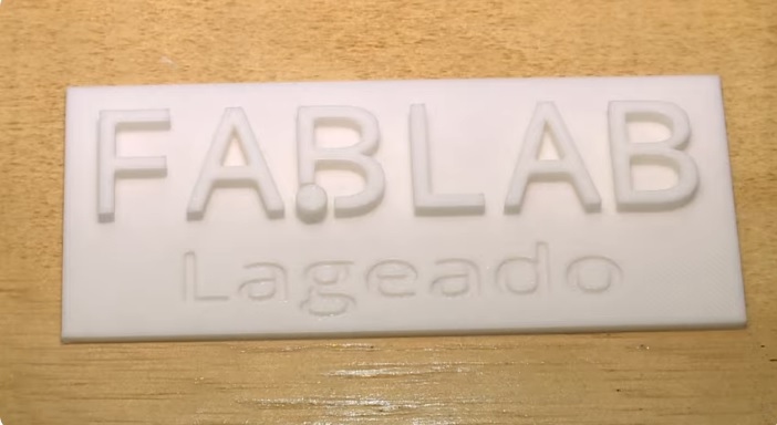 placa com a inscrição "FabLab Lageado" em relevo