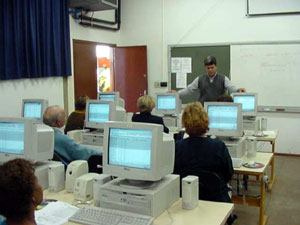 Professor Felisberto explica como utilizar o computador para fazer o orçamento familiar