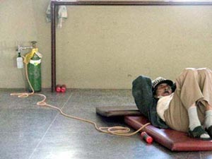 Sr. Horácio fumou durante 60 anos e hoje precisa de um tubo de oxigênio para realizar os exercícios