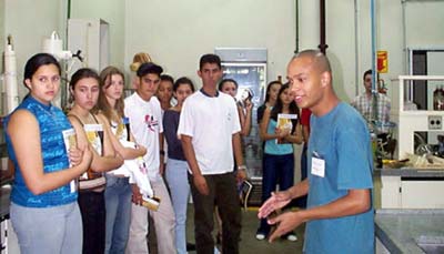 Alunos de Tabatinga (SP) visitam o IQ