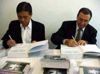 Kobayasi e Cataneo autografam livros durante coquetel de lançamento