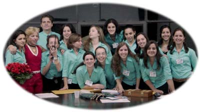 Equipe da 6ª Feira de Profissões da FCL - de roupa vermelha, a professora Maria Beatriz Loureiro de Oliveira, organizadora