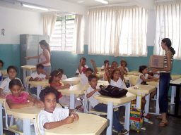 Alunos da escola Henrique Scabello